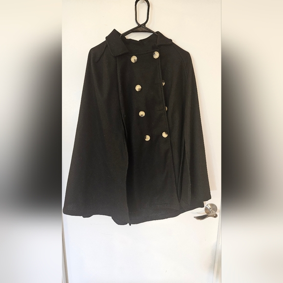 Elegant Black Cape Coat with Buttons - Picture 5 of 6